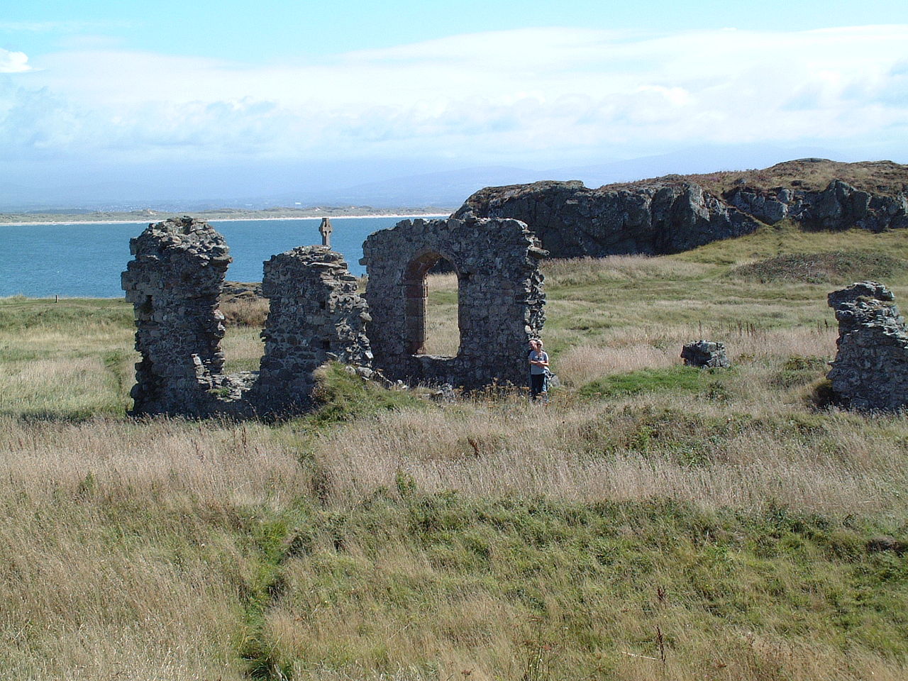 Руины церкви св. Двинвены на острове Инис-Лланддвин, Уэльс