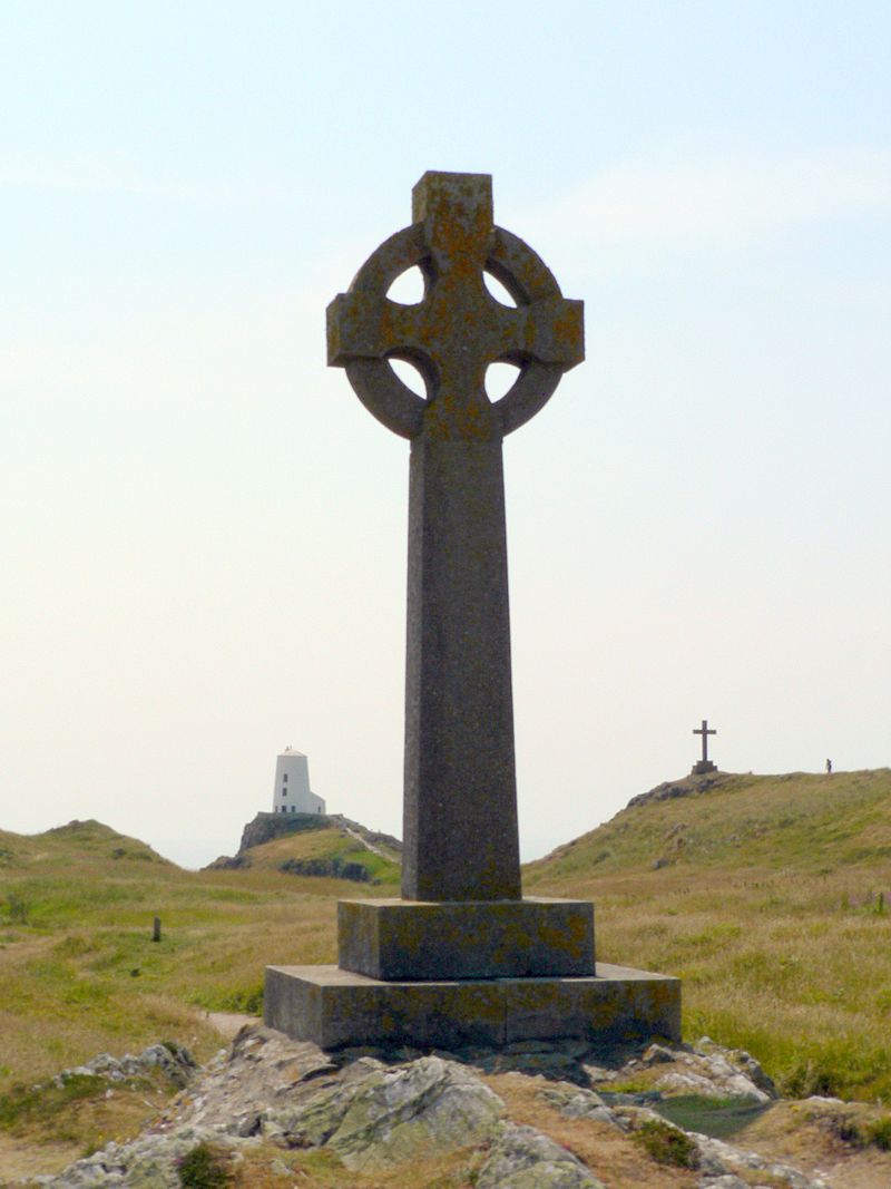 Современный кельтский крест на острове Инис-Лланддвин, Уэльс