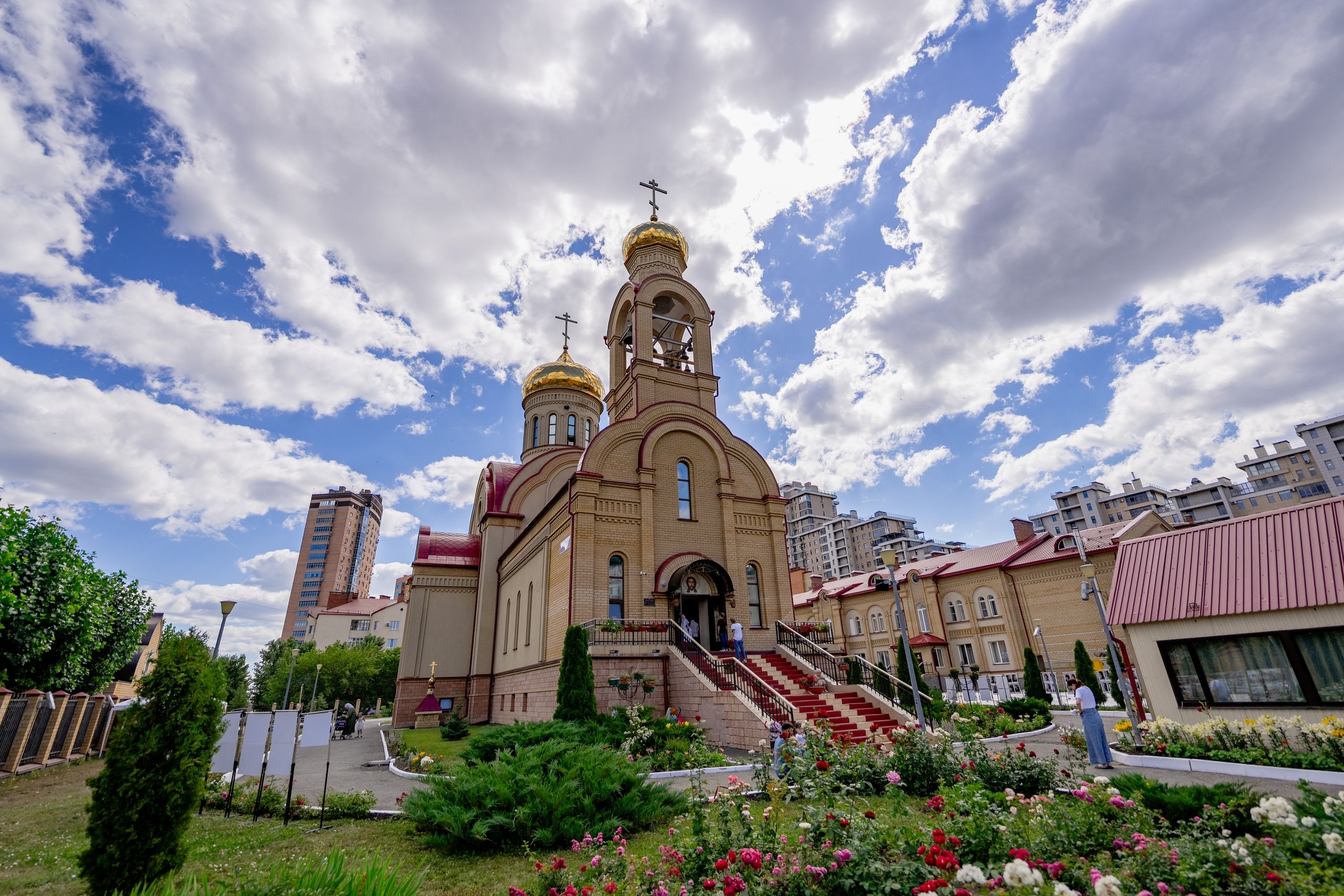 В день памяти благоверных Петра и Февронии митрополит Кирилл совершил  Литургию в Кирилловском храме Казани / Церковные новости / Новости /  Елабужское благочиние